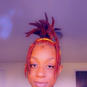 Meet your Posher, Akia